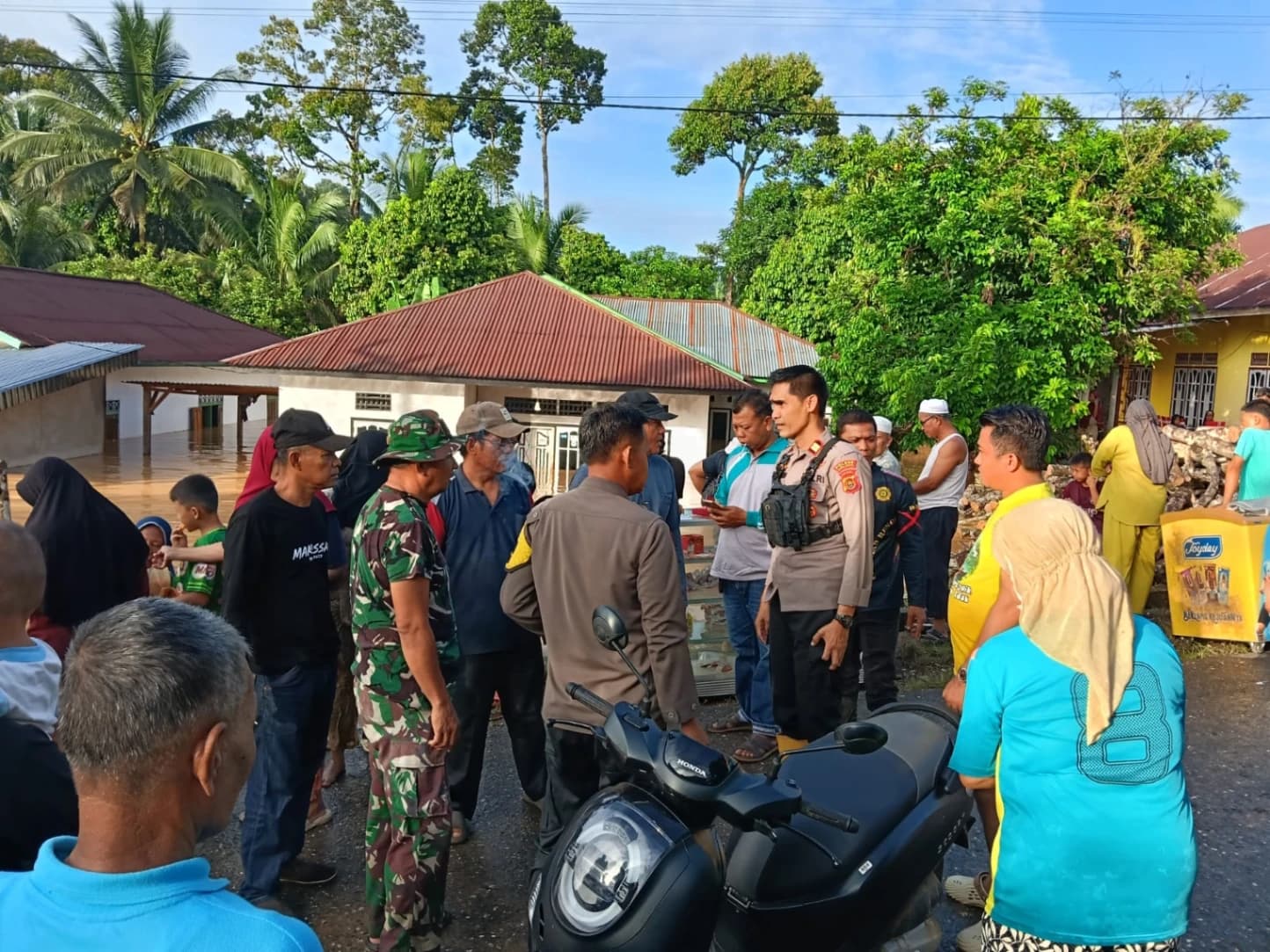 Gercep Polsek Bhatin VIII, Membantu Korban Banjir di Desa Teluk Kecimbung