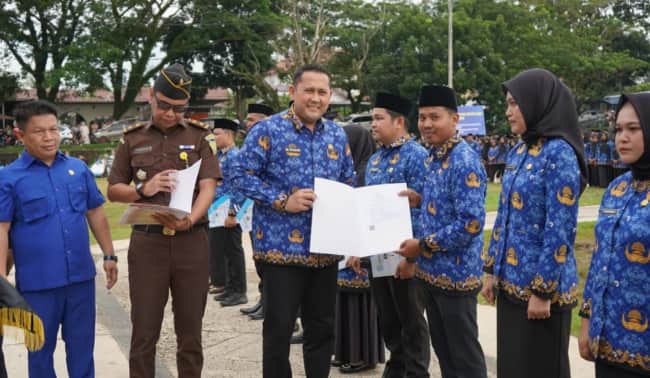 H M Syukur Serahkan SK Pengangkatan 3.478 Orang PPPK Paruh Waktu
