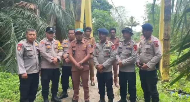 Pemdes Papit Bersama Polsek Pamenang Dan Batalyon B Pelopor Sat Brimob Polda Jambi Melaksanakan Gotong Royong Perbaikan Jembatan Gantung Di Desa Papit