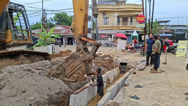Sidak Jalan Orang Kayo Hitam, Bupati M. Syukur Geleng Kepala Temukan Drainase Jadi ‘Septic Tank’
