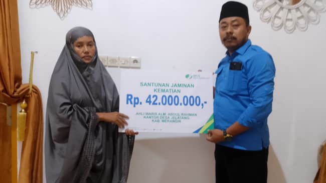 BPJS Ketenagakerjaan Merangin Memberikan JKM Untuk Almarhum Abdul Rahman Kadus Desa Jelatang Kepada Ahli Waris