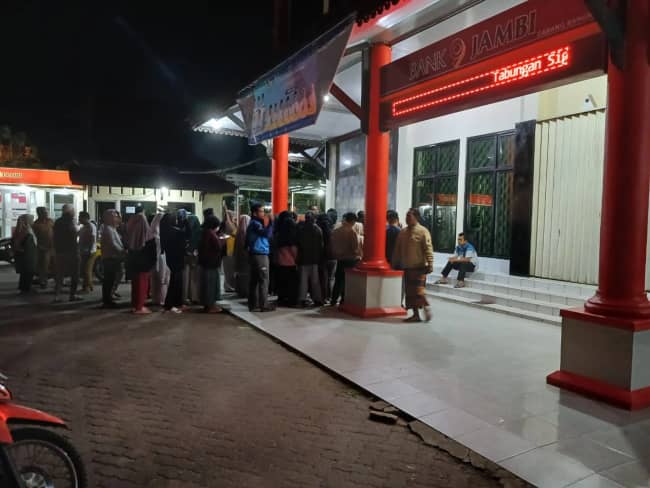 Nasabah Bank Jambi Cabang Merangin Rela Berebut Antrian Sejak Subuh Hari.