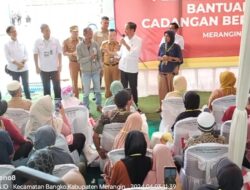 Presiden Jokowi Bagikan Bantuan Pangan Cadangan Beras Pemerintah Di Merangin