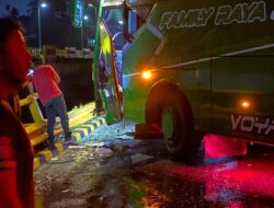 Bus Family Raya Tabrak Jembatan Sungai Dareh Dhamasraya