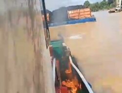 Massa Marah, Sering Terulang Insiden TugBoat Penarik Ponton Batu Bara DiLempari Molotov Di Sungai Batanghari Dari Atas Jembatan Tembesi.