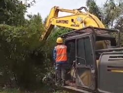 Kegiatan Rutin Pembersihan Tanam Tumbuh di Bawah Jaringan PLN