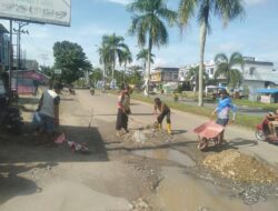 Gerak Cepat Dan Empati Warga RT.14 Pematang Permai Sungai Ulak Terkait Jalan Berlobang Akibatkan Banyak Pengendara Jatuh