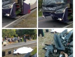 Breaking News !!!  Adu Kambing, Sepeda Motor Vs Bus PO. Putra Raflesia, 2 Orang Meninggal Dunia di Tempat