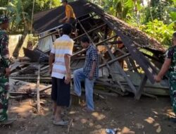 Sambut HUT RI-79, Personel Kodim 0311/Pessel Karya Bakti Rehap Rumah Tidak Layak Huni (RTLH)