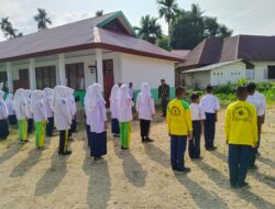 Persiapan HUT RI-79 : Semangat Siswa SMPN 6 Linggo Sari Baganti Latihan PBB bersama Tim Satgas TMMD-121.