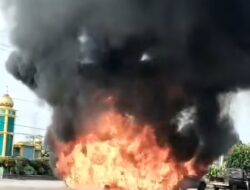 Mobil Pelangsir BBM Terbakar Di SPBU Rupit Muratara, Sopir Sempat Terjebak Tak Bisa Keluar