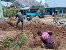 Semangat Gotong Royong Demi Mewujudkan Masyarakat Sehat, Satgas TMMD ke 121 Gali Lubang MCK Sekolah Dasar