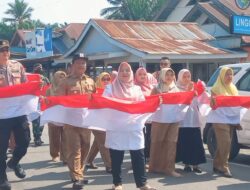 Semarak HUT RI-79 : Pemerintah Kecamatan Linggo Sari Baganti, Pelaksanaan Gerakan Pembagian Bendera Merah Putih Kepada Masyarakat