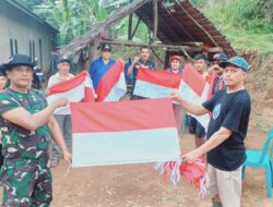 Pupuk Jiwa Nasionalisme dan Cinta Tanah Air, Satgas TMMD-121 Kodim 0311 Pessel Gerakan Pembagian Bendera Merah Putih