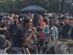 Ribuan Mahasiswa Kompak Berpakaian Hitam Berdemonstrasi Didepan Gedung DPRD Jabar Simbol Matinya Demokrasi