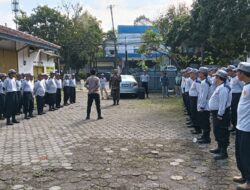 Jelang Pilkada, Babinsa Karang tengah Pastikan Anggota Linmas Selalu Siap