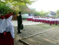 Tanamkan Semangat Belajar, Babinsa Serka Wendrizal Jadi Inspektur Upacara Di SDN 18 Lagan Gadang Mudik.