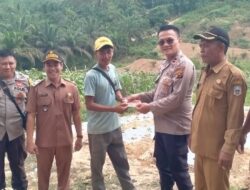 Polsek Mandiangin Serahkan Bantuan Bibit dan Perawatan Lahan Ketahanan Pangan