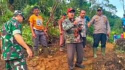 Hujan Deras Picu Tanah Longsor Di Jalan Muara Siau – Jangkat Km. 72, Polsek Lembah Masurai Bersama Babinsa Dan Warga Bersihkan Jalan Secara Manual