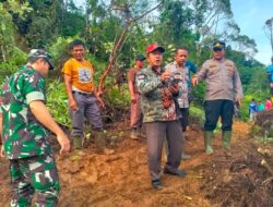 Hujan Deras Picu Tanah Longsor Di Jalan Muara Siau – Jangkat Km. 72, Polsek Lembah Masurai Bersama Babinsa Dan Warga Bersihkan Jalan Secara Manual